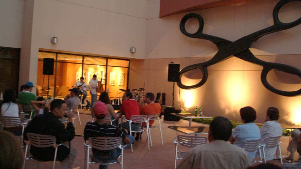 Jameo. A guitarra limpia: Jóvenes intérpretes tocaron su música favorita en el Patio Caribeño del Centro León