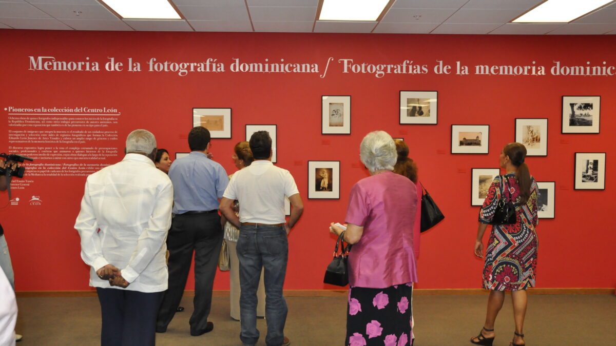 Memoria de la fotografía dominicana / Fotografías de la memoria dominicana: Pioneros en la colección del Centro León
