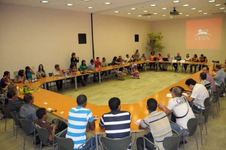 AECID y Centro León realizan encuentros con artesanos de la provincia Santiago
