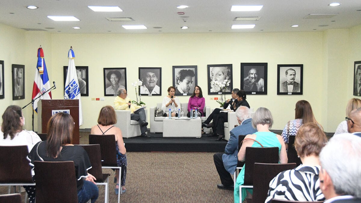 Conversan sobre la trayectoria del Premio Nacional Feria del Libro Eduardo León Jimenes  en su vigésimo quinto aniversario
