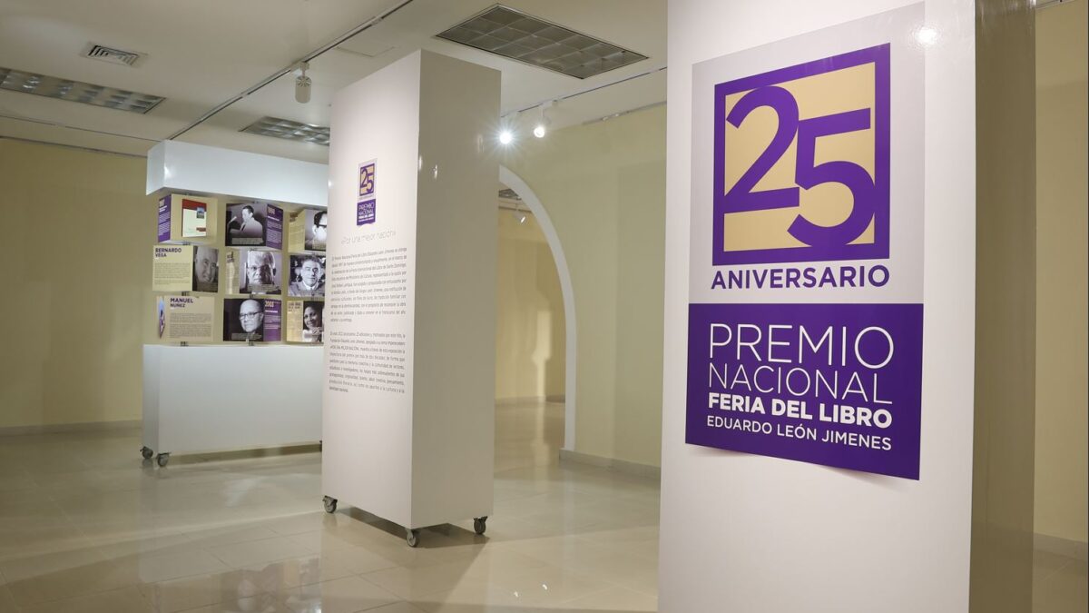 25 aniversario premio Exposición Feria del libro Eduardo León Jimenes | UNAPEC